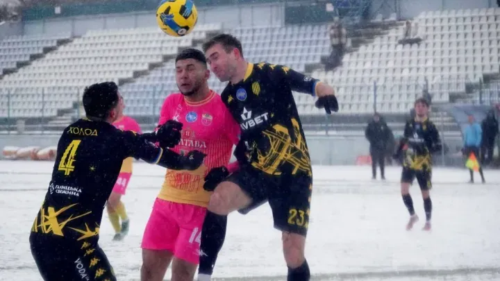 Несподіваний гість на снігу і дубль гамбійця: Рух та СК Полтава зіграли останній матч у 2025 році