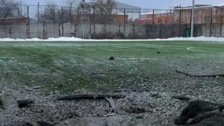 Терористичний обстріл: Ворскла оприлюднила фото поля стадіону на Полтавщині після удару РФ