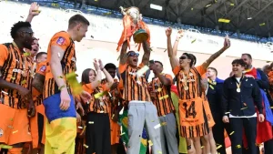 Шахтар емоційно відсвяткував дострокове чемпіонство: Туран політав на руках, фото і відео