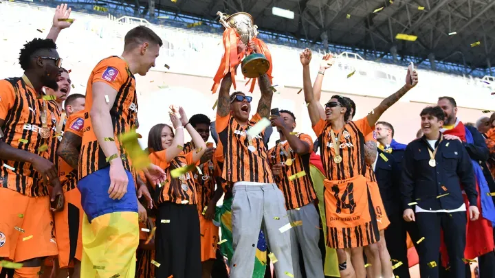 Шахтар емоційно відсвяткував дострокове чемпіонство: Туран політав на руках, фото і відео